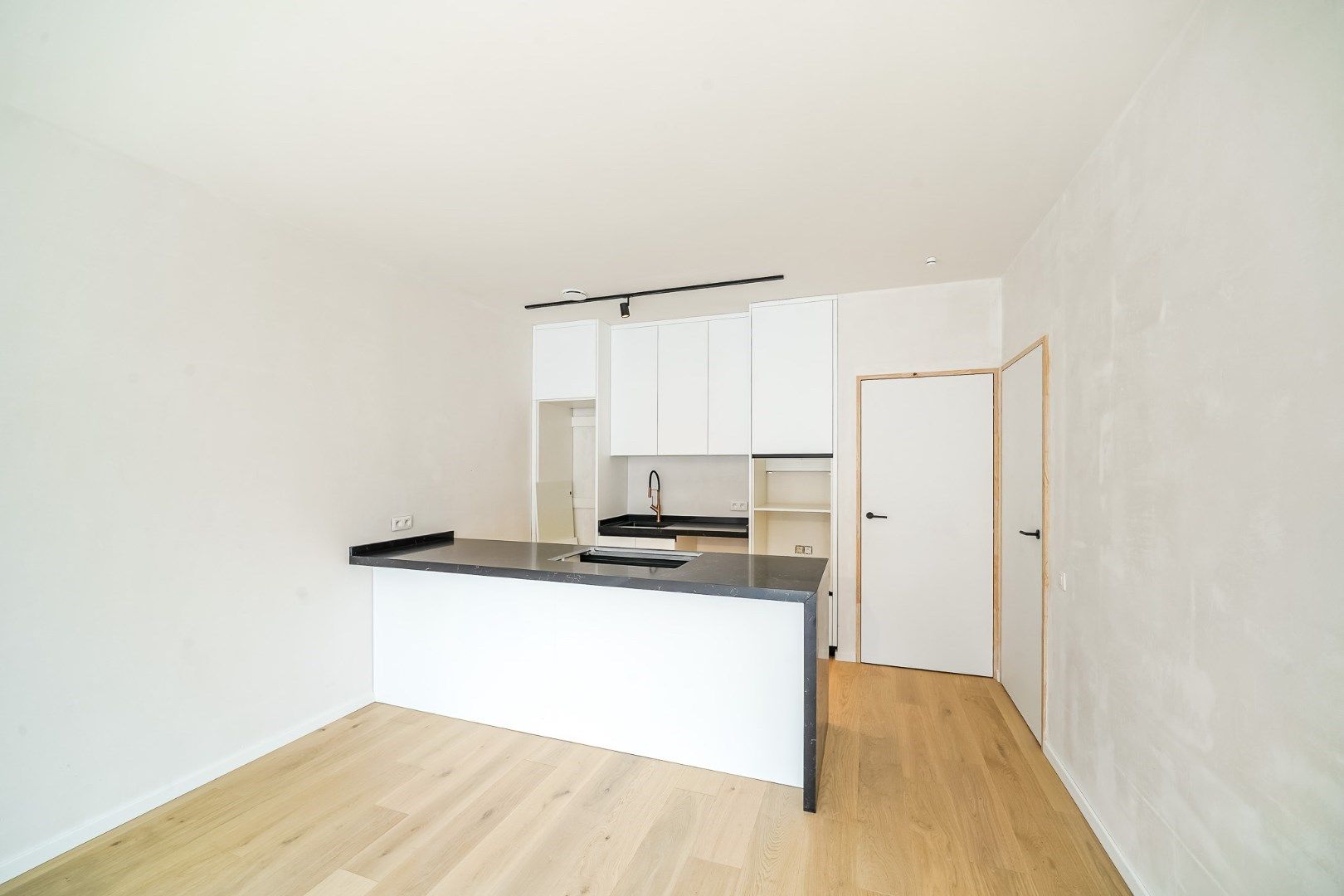 Nieuw 1-slaapkamerappartement met parking! foto 3
