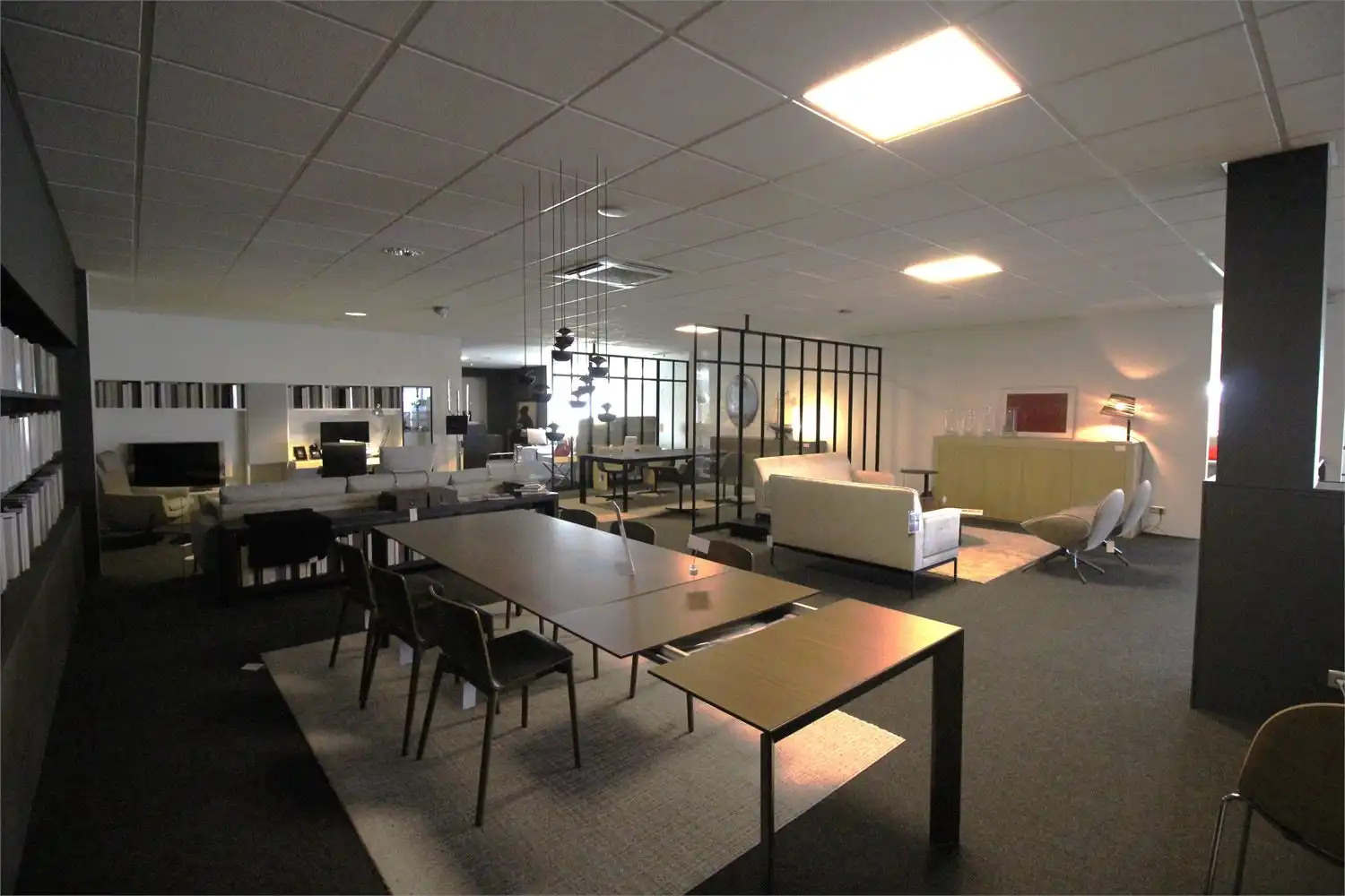 ruime en lichtrijke showroom op zicht-locatie, shop in shop principe, oppervlakte vanaf 280m² foto 9