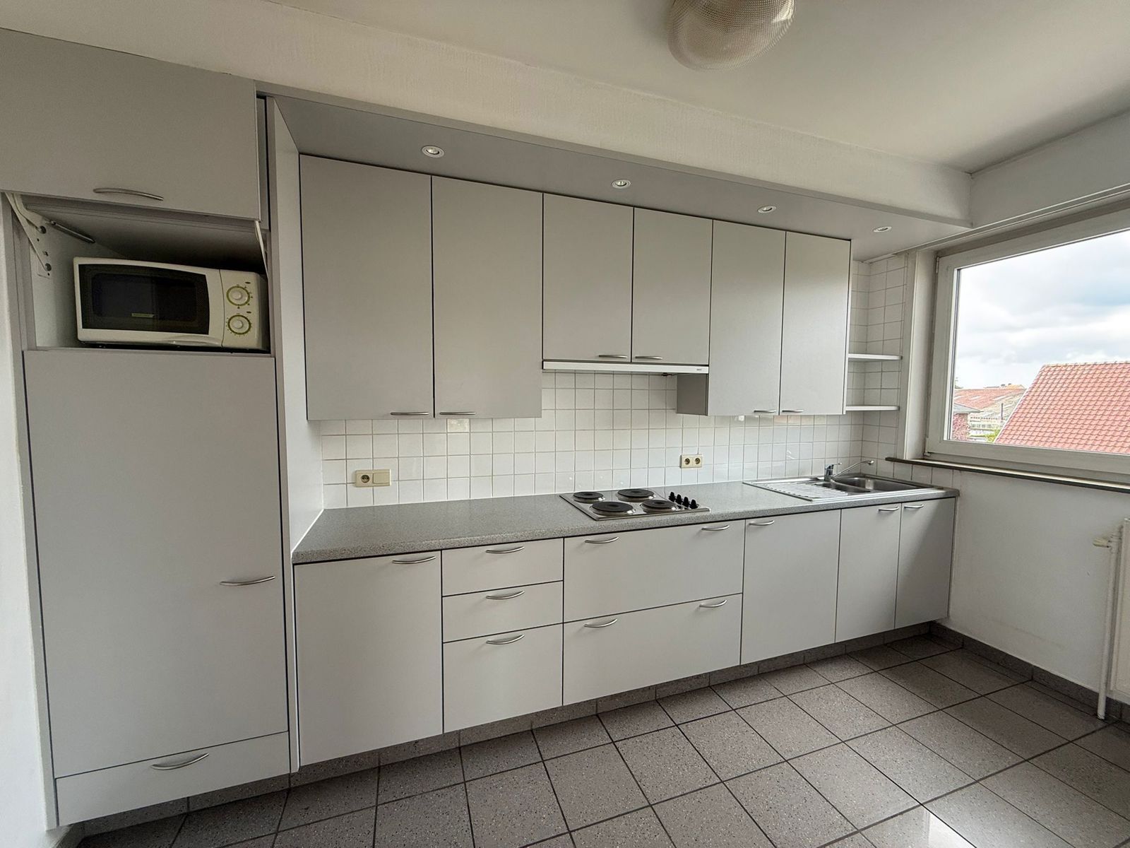 Appartement met 3 slaapkamers, balkon en garage nabij het centrum foto 4