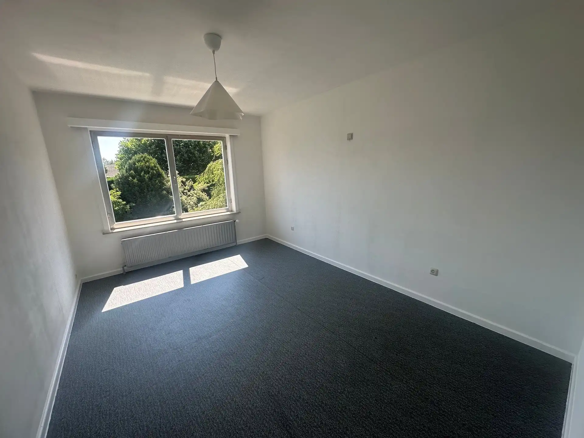 Ruime gezinswoning met 4 slaapkamers, garage en tuin foto 9