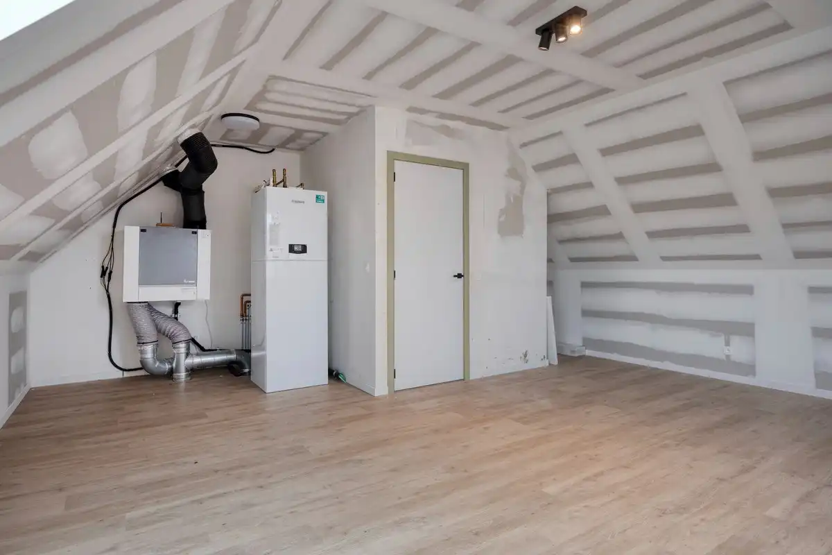 Recente halfopen bebouwing met 3 slaapkamers en carport foto 15