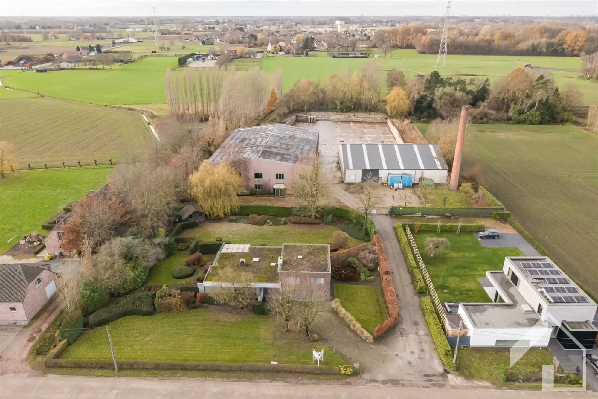 Privéwoning met bedrijfspand foto 2