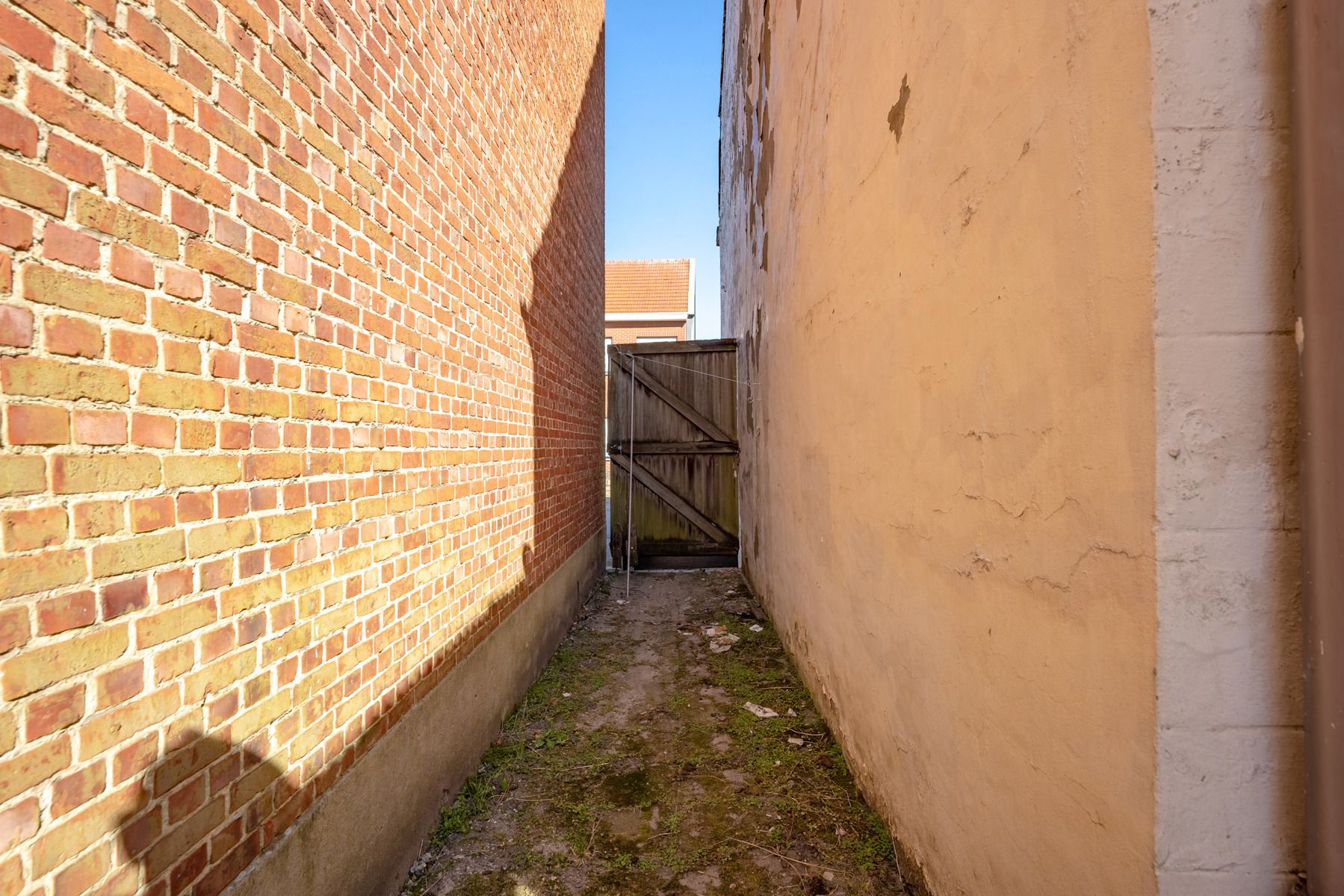 Te renoveren woning met handige zij-ingang en grote tuin foto 11