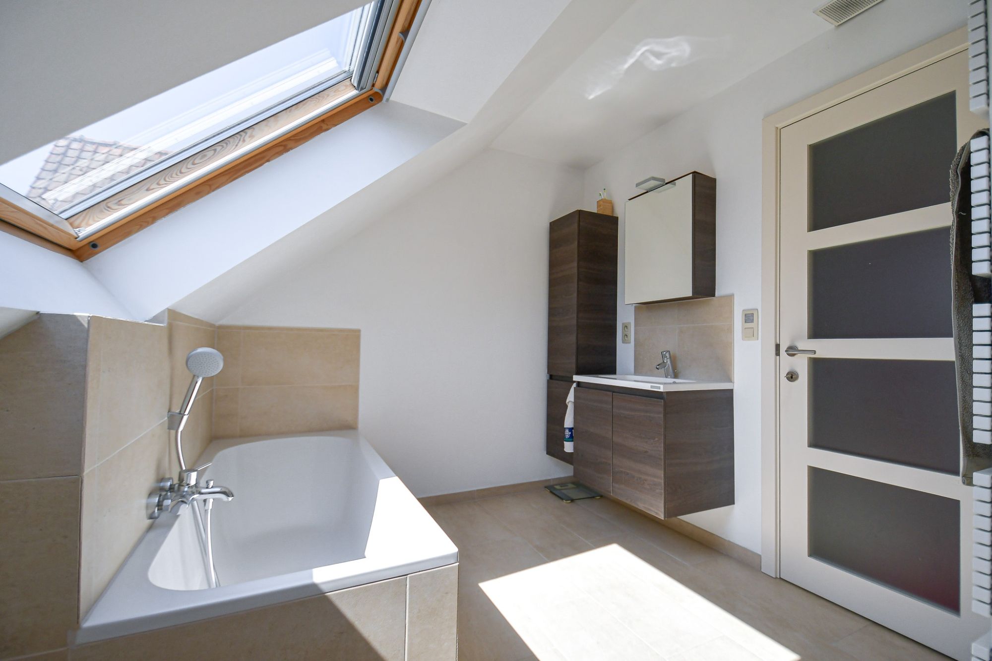 Recente woning gelegen in een gezellige rustige straat vlakbij het kanaal foto 13