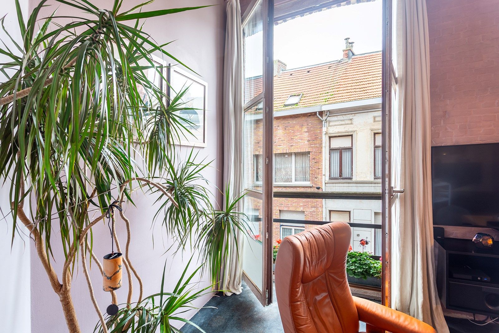 Rustig gelegen, lichte en charmante loft met 2 slaapkamers foto 5