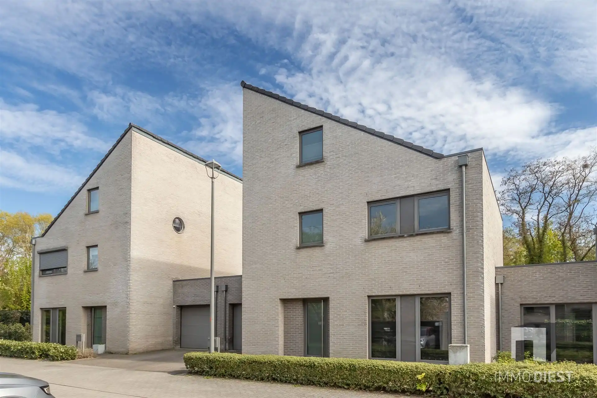 Luxe woning met 4 slaapkamers, 2 badkamers, garage en zonnige tuin foto {{pictureIndex}}