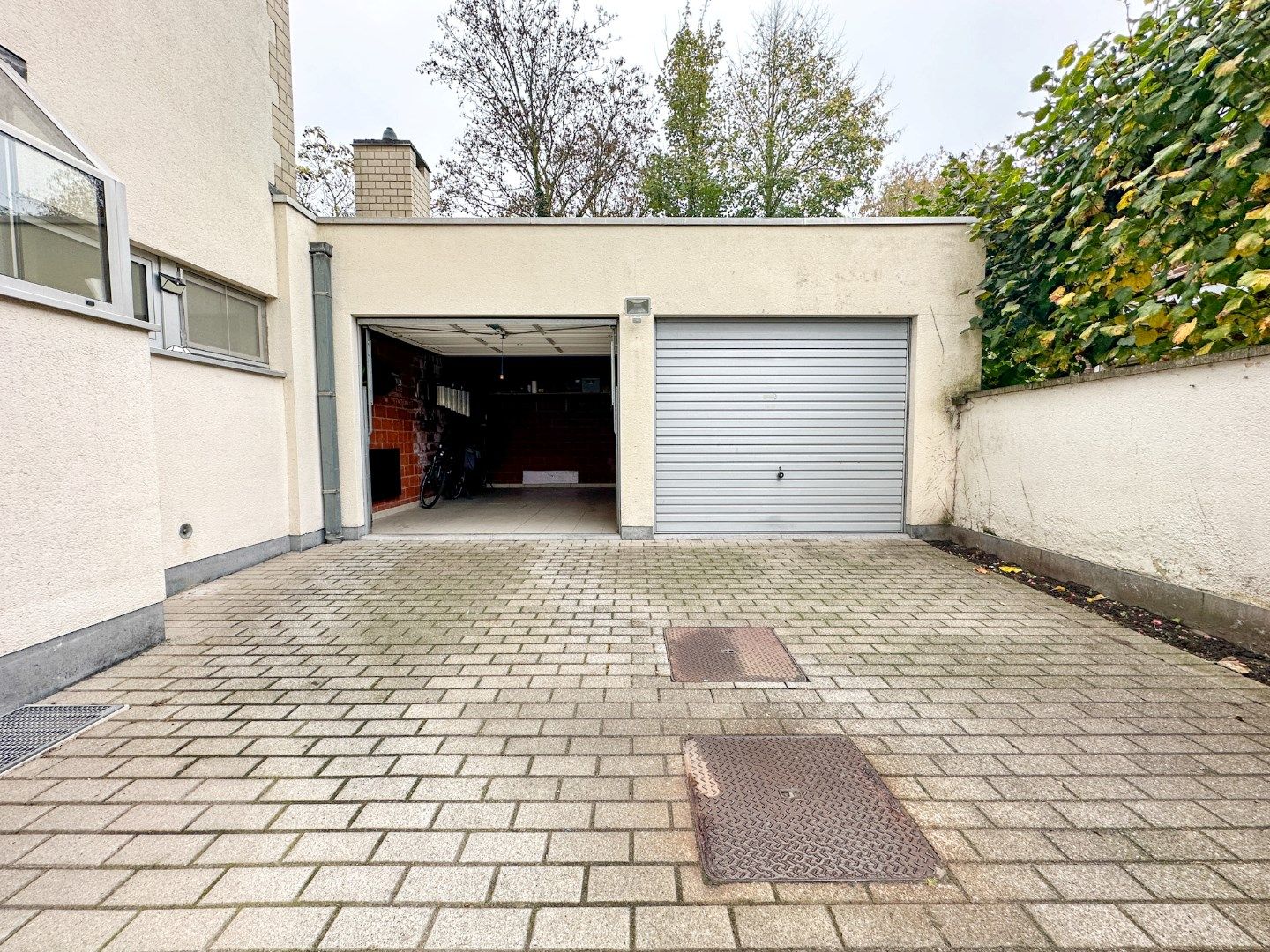 Investeringspand Kortemark: volledig verhuurd gebouw met drie ruime appartementen en 2 garages foto 4