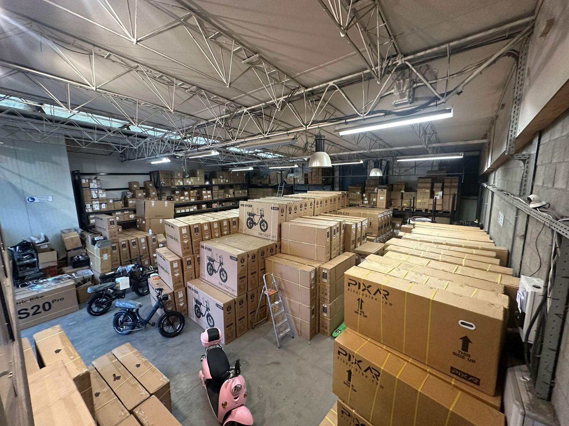 Kmo-unit TE HUUR langs drukke verkeersader Noorderlaan. foto 3