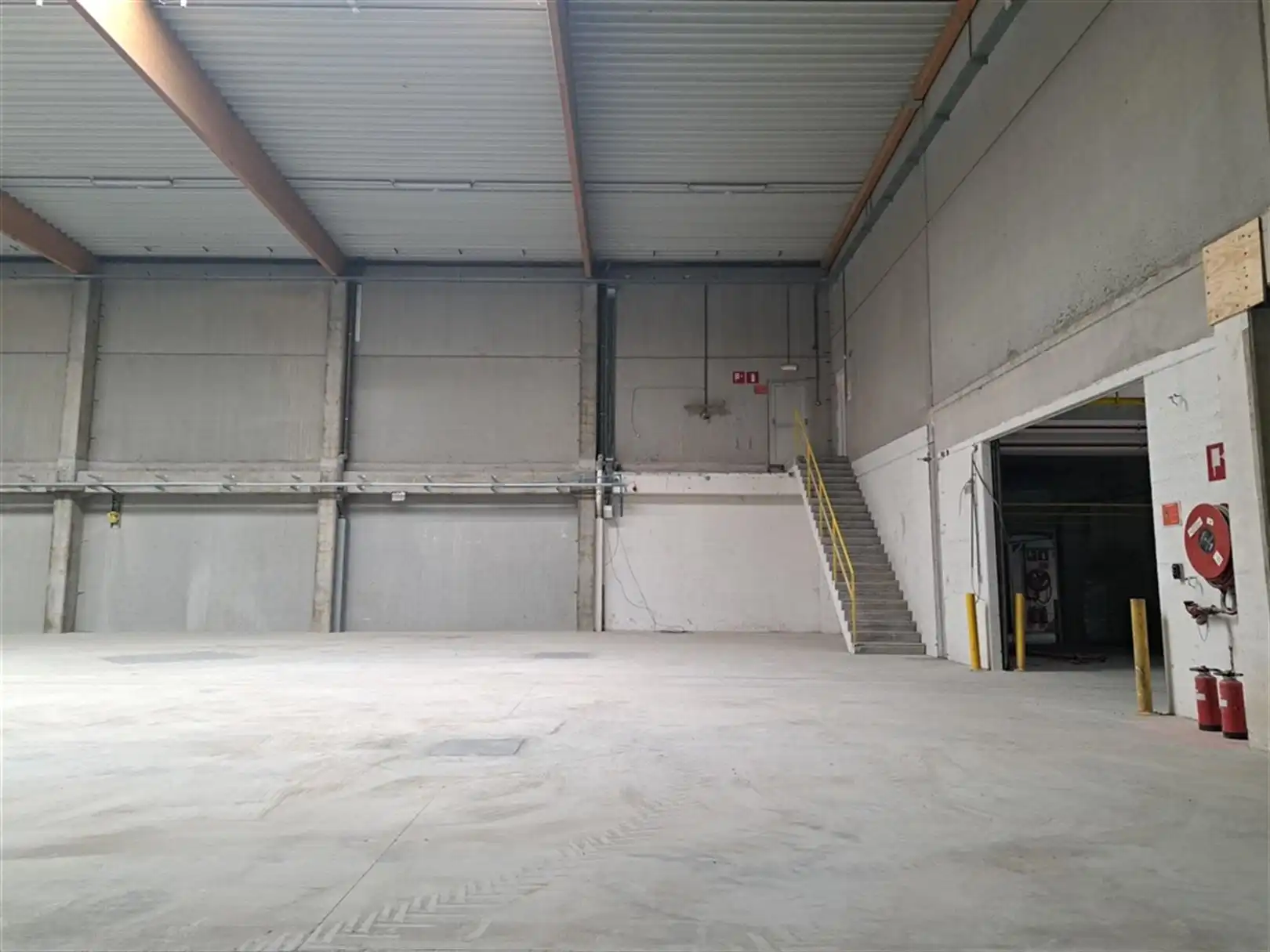 Industrieel gebouw met laadkades en privatief buitenterrein foto 9