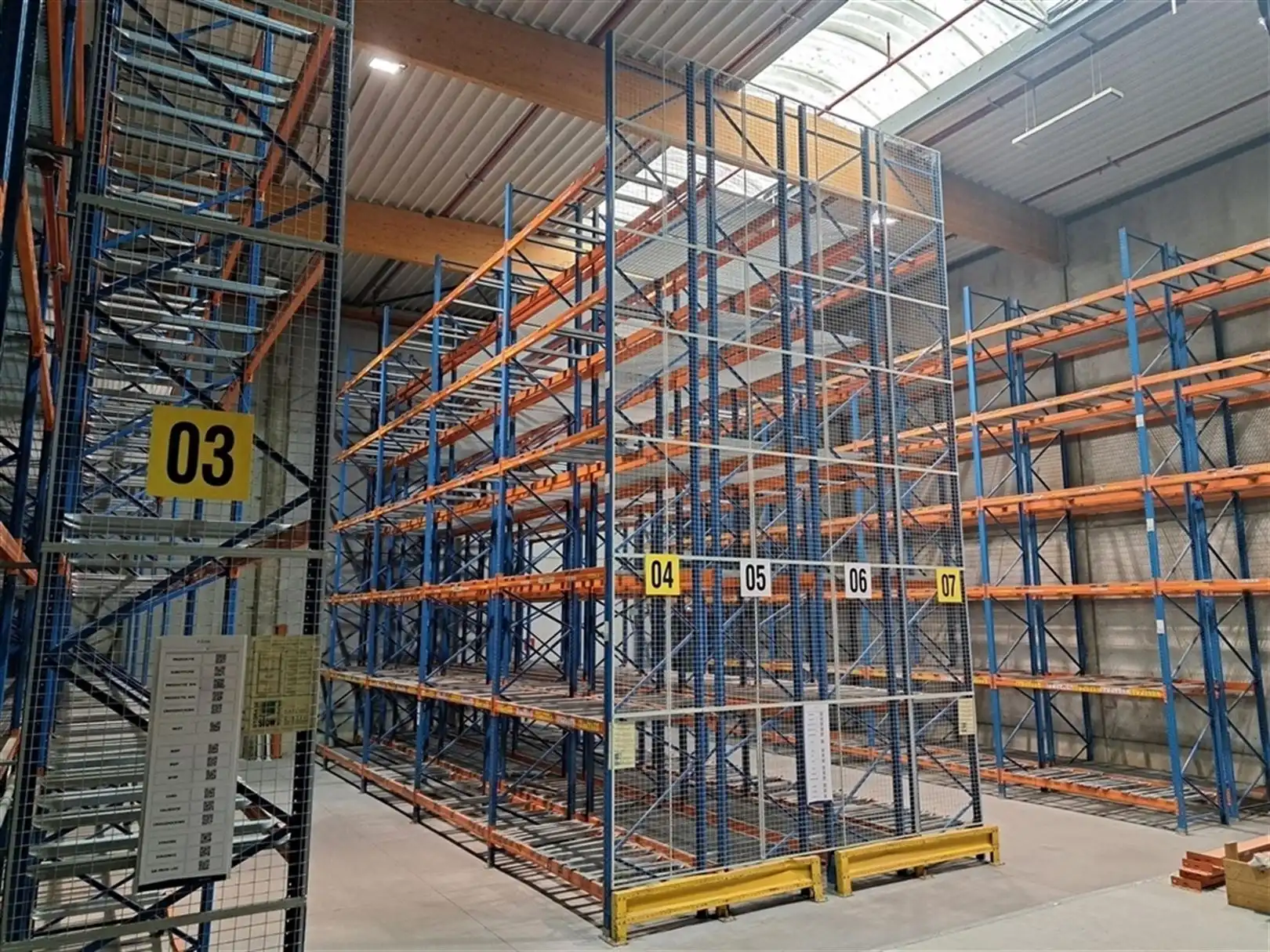 Industrieel gebouw met laadkades en privatief buitenterrein foto 9