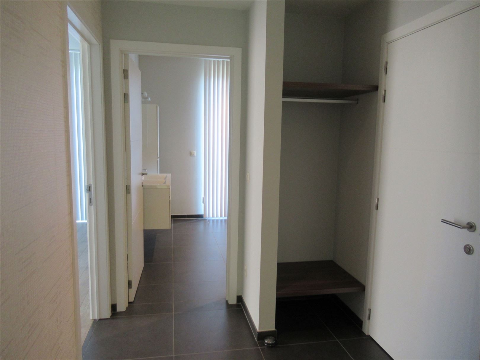 Appartement met 2 slpk's, terras en garage in centrum van Sint-Truiden. foto 3