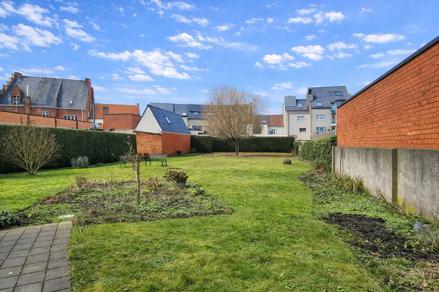Dit aangename gelijkvloers appartement van bouwjaar 2010 is rustig gelegen in het dorp en biedt comfortabel wonen zonder gemeenschappelijke kosten.  foto 4