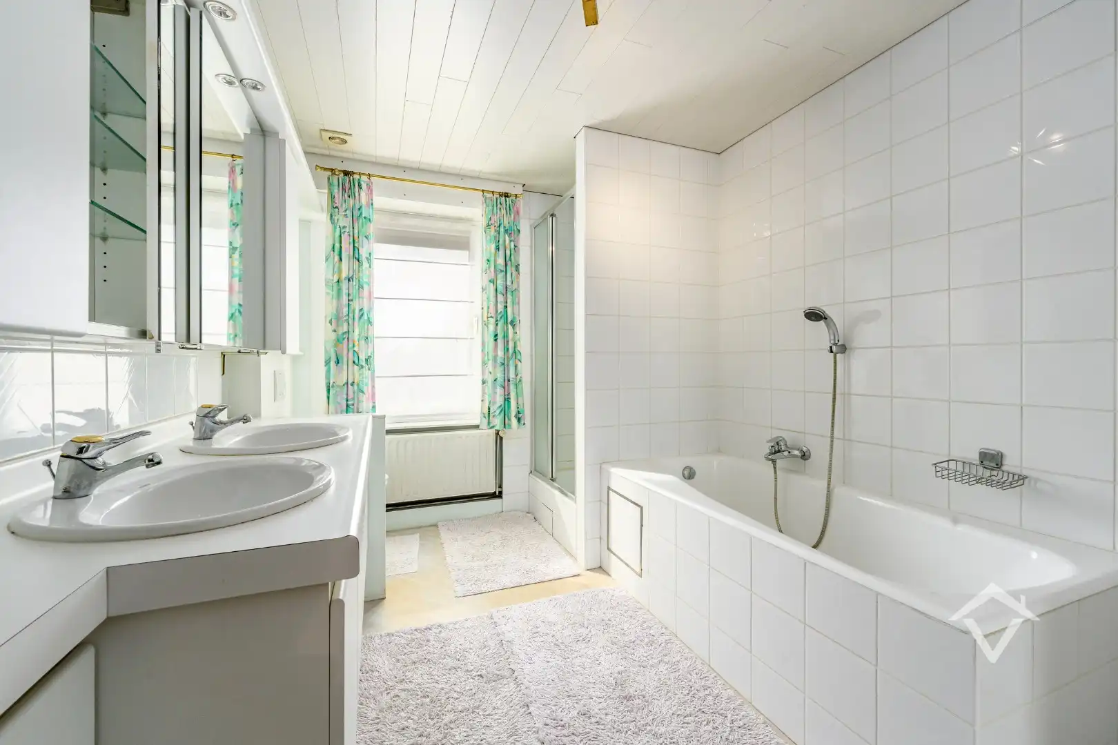 Ruime woning met bijgebouwen in Gistel: 5 Slaapkamers, 368m² Woonoppervlakte op een perceel van 1801m² foto 20