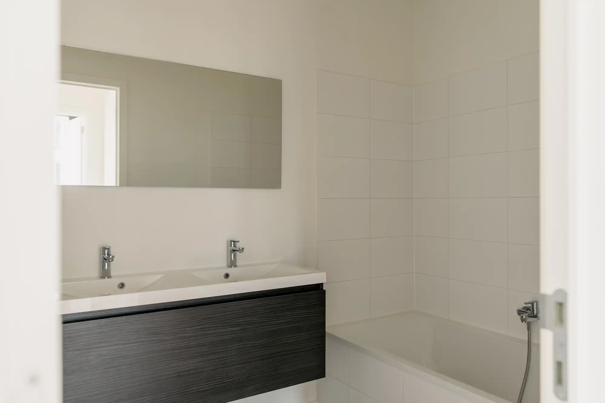 Max Dudler: uitgepuurde lijnen en Zwitserse precisie in een hoekappartement aan de Scheldekaaien. foto 13