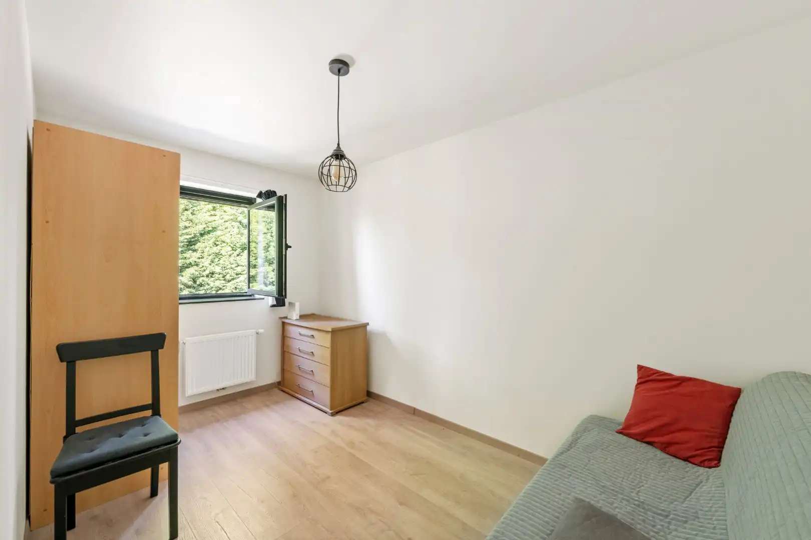 Recente villa met 3 slaapkamers, garage en zonnige tuin op een rustige ligging bij Ieper-centrum foto 13