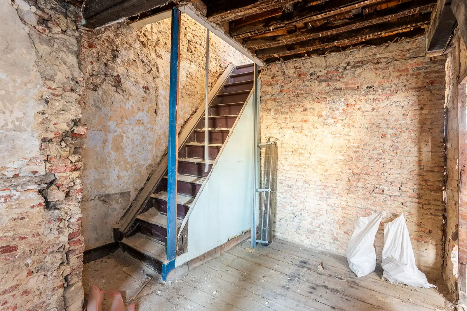 Ruime te renoveren woning met tuin en garage foto 13