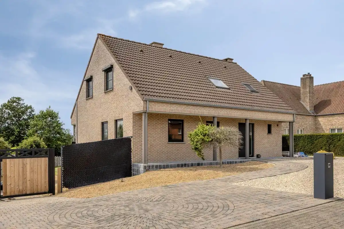 RUIME WONING OP GUNSTIGE LOCATIE EN GELEGEN OP EEN PERCEEL VAN 17A44CA foto {{pictureIndex}}