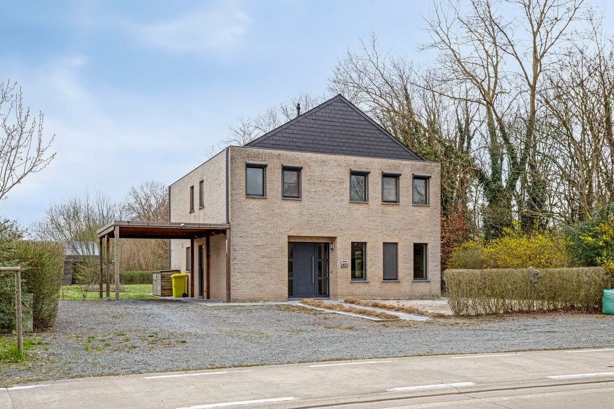 Instapklare villa op groot perceel met maximale privacy. foto {{pictureIndex}}