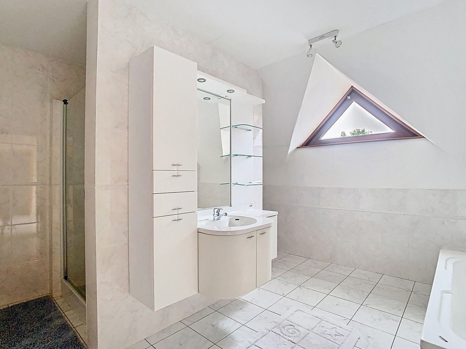 Instapklare woning met 3 SLPK, 2 badkamers, Garage én Tuin! foto 14
