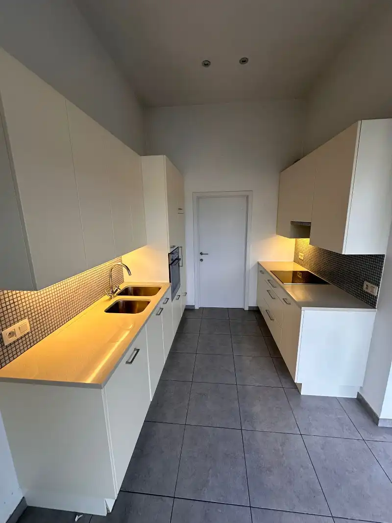 Ruim en lichtrijk 2-slaapkamerappartement met groot terras foto 3