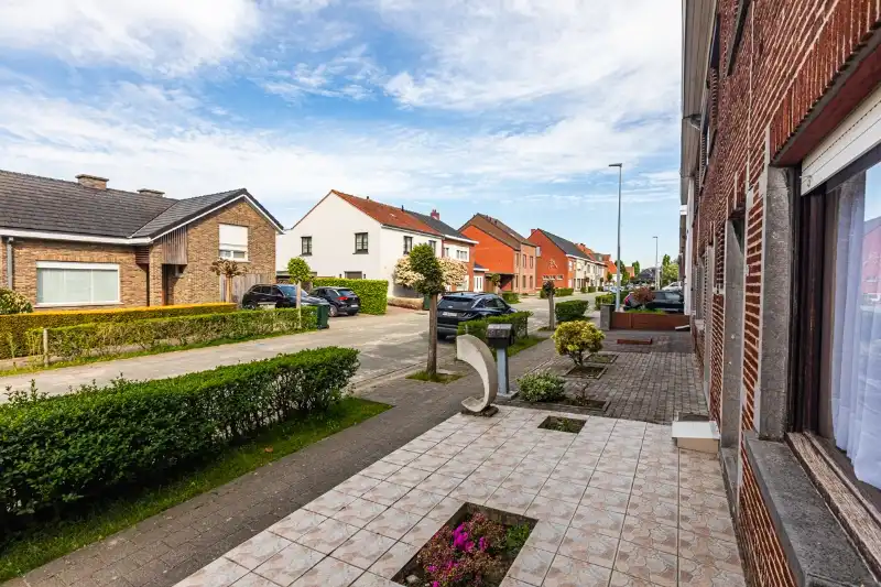 Rustig gelegen, te moderniseren woning met 3 slaapkamers (meer mogelijk), tuin en grote garage op 288m². foto 2