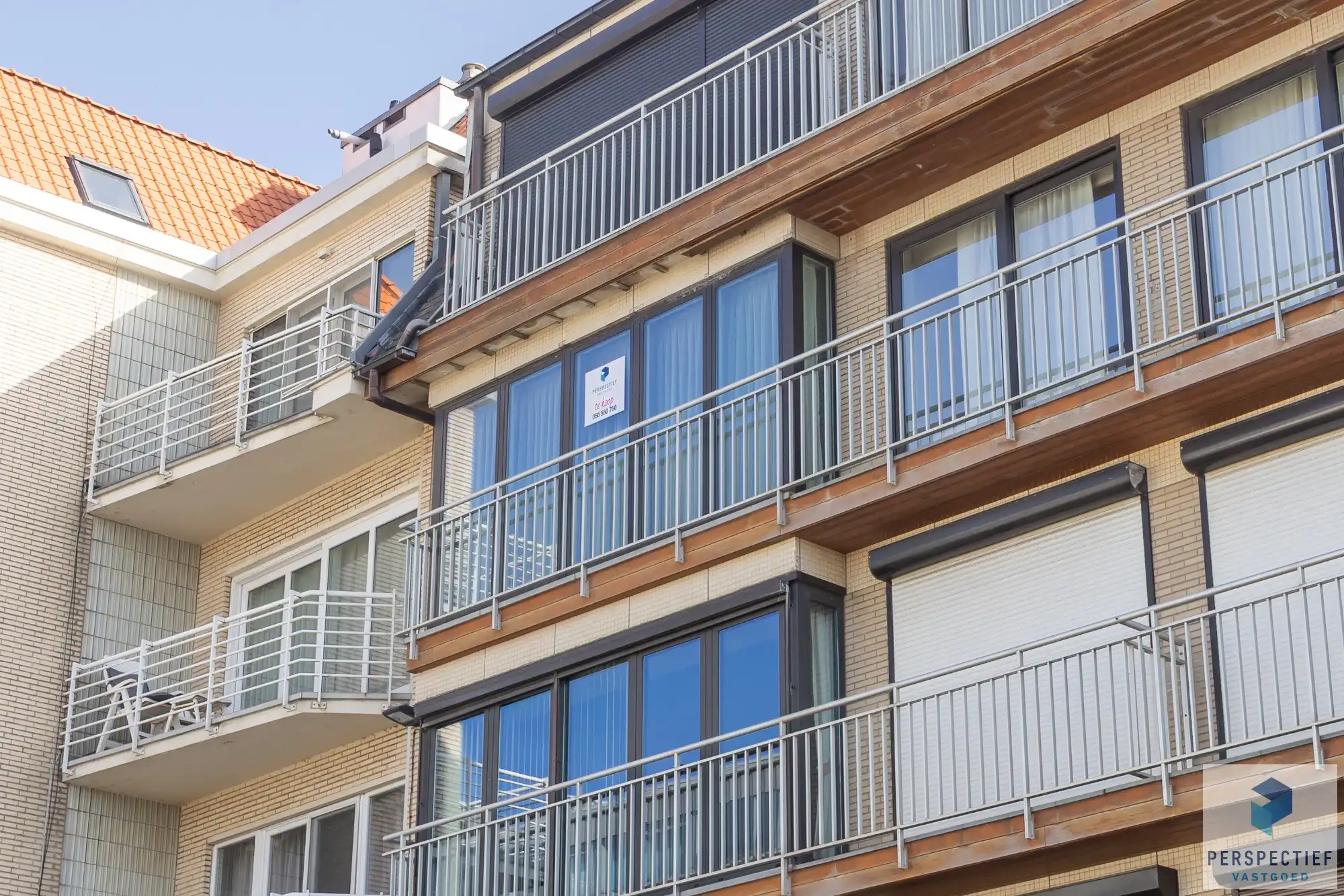 Goed gelegen ruim vernieuwd 2 slaapkamer appartement met terras en grote berging. foto 2