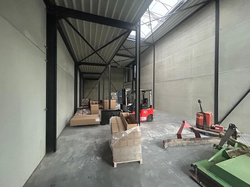 Commercieel gelegen nieuwbouw KMO-unit met grote vitrine - 193 m² foto 3