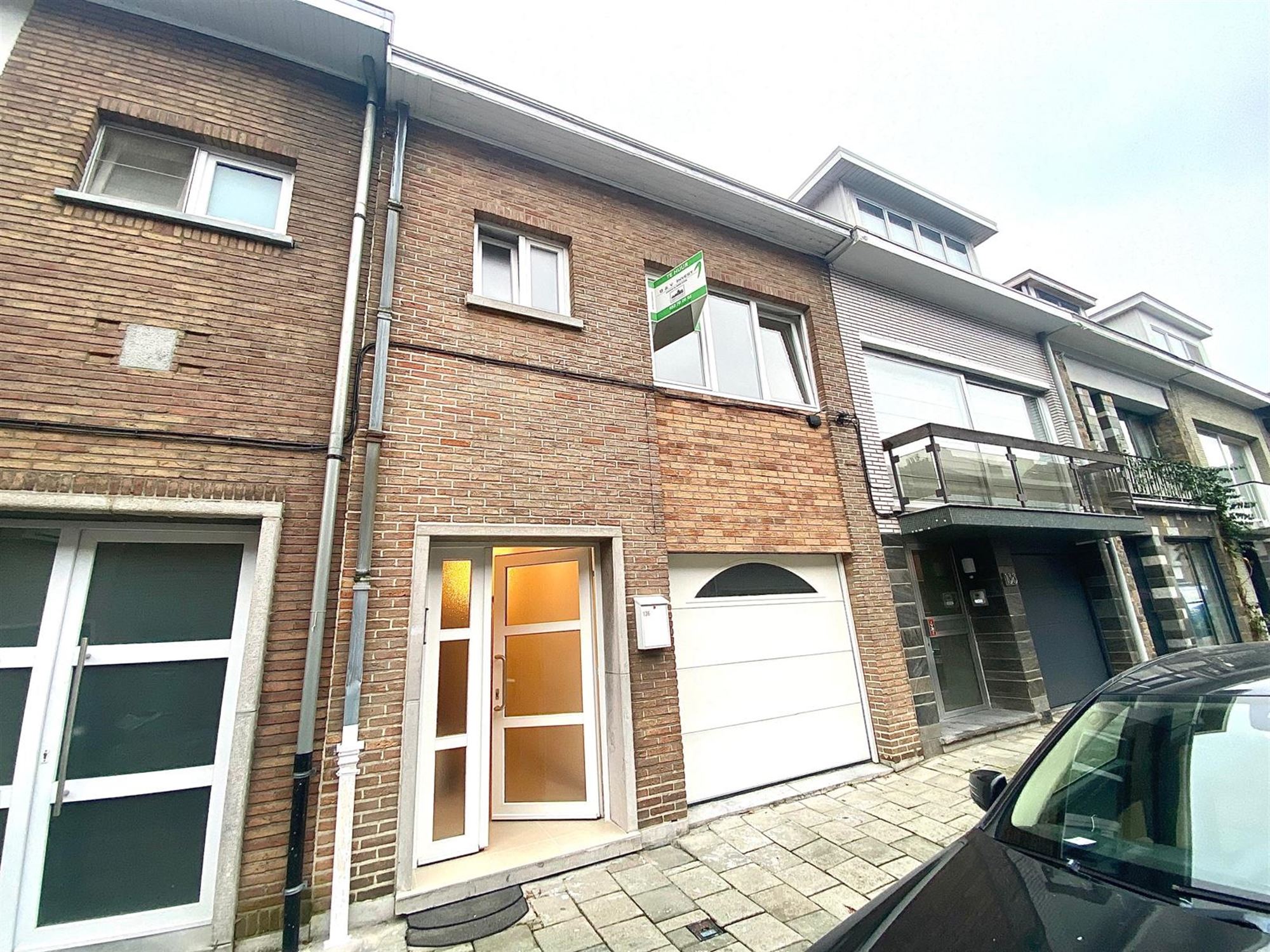 Ruime woning met vier slaapkamers en garage  foto {{pictureIndex}}