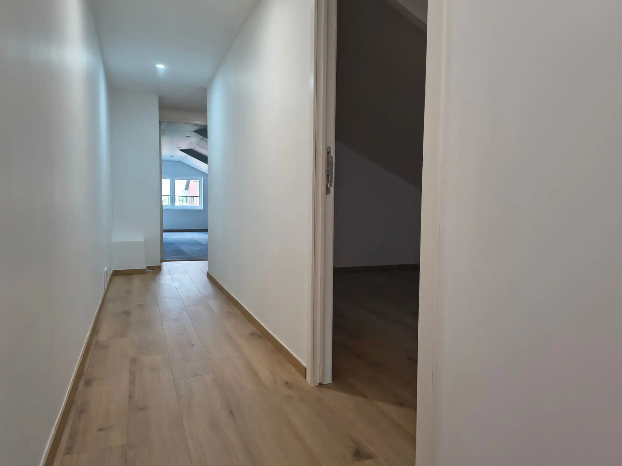 woonhuis -totaal gerenoveerd- met 2 slaapkamers, oprit en garage foto 14