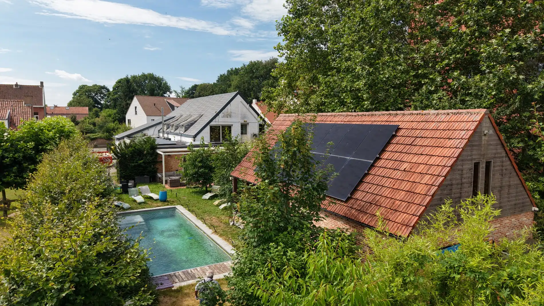 Zeer ruime woning (8 slpk + 8 badkamers) op een perceel van ca. 1.522 m² te Wijnegem/grens Schilde foto 5