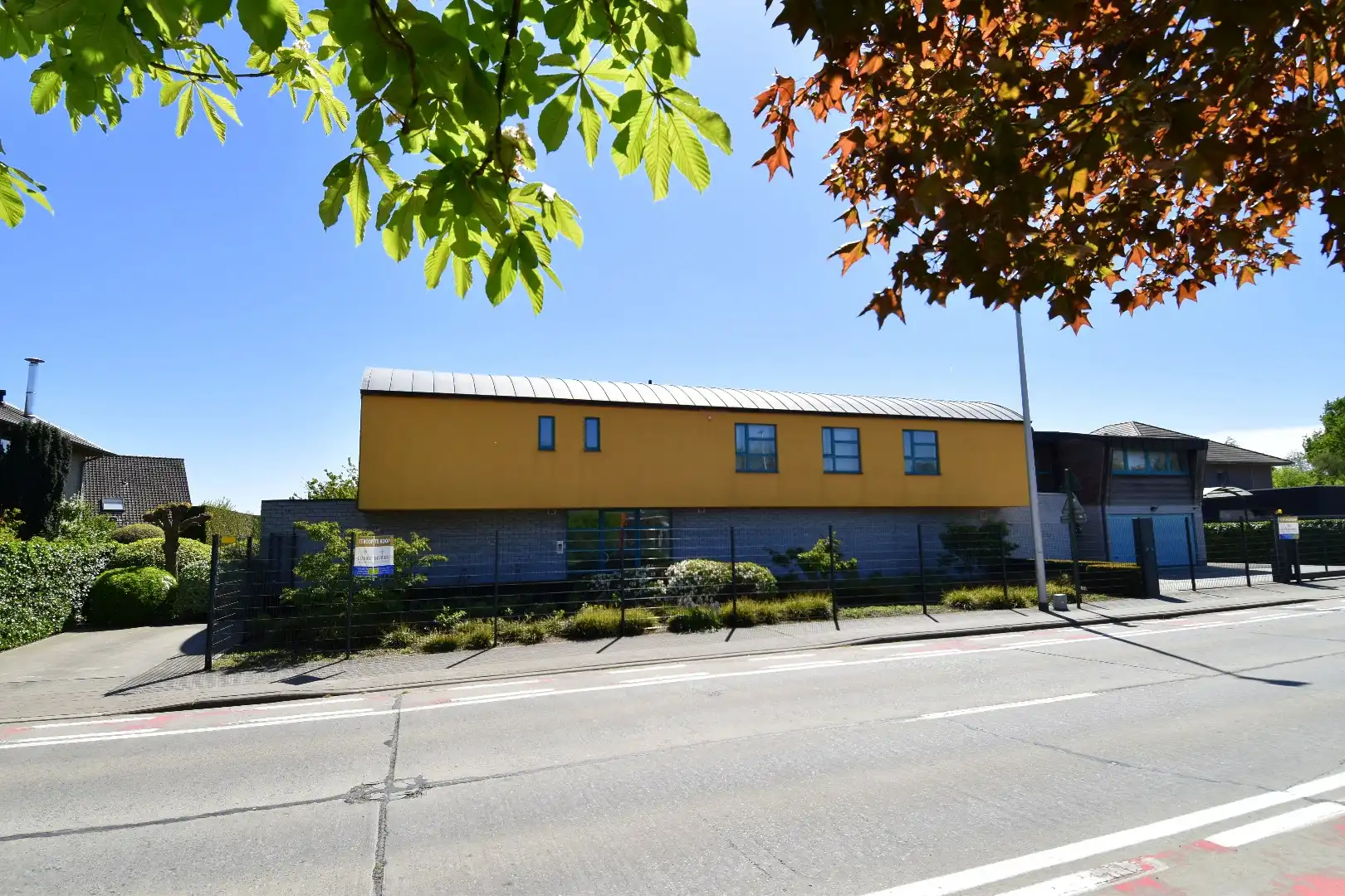 Uitzonderlijk vastgoed te koop op een zeer royaal perceel (2103 m²) in Gullegem foto {{pictureIndex}}