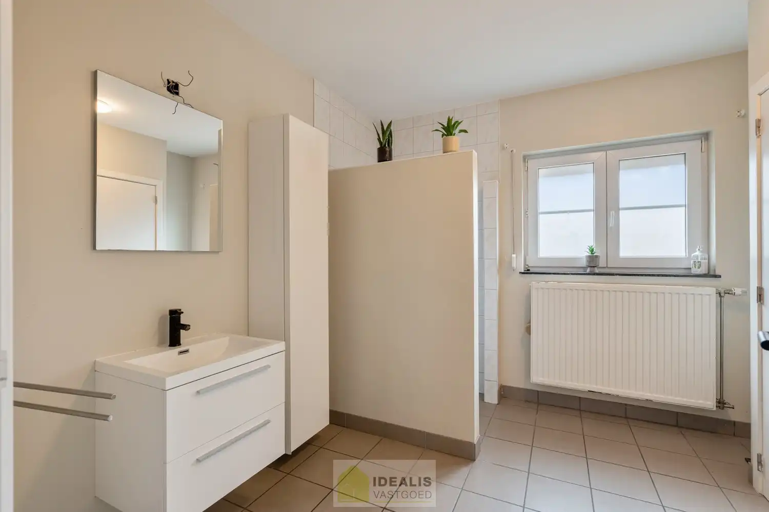 IDEALIS VASTGOED – ZEER RUIME EENGEZINSWONING MET EEN KNAPPE LEEFRUIMTE MET AANSLUITEND OPEN MODERNE KEUKEN, MOMENTEEL 3 SLAAPKAMERS MAAR MOGELIJKHEID TOT 4 SLAAPKAMERS, 2 BADKAMERS, ONDERKELDERD EN VOLLEDIG AANGELEGD MET EEN KNAPPE TUIN EN HEERLIJK OVERDEKT TERRAS OP EEN PERCEEL VAN 5A 63CA! Deze ruime gezinswoning omvat +- 215m² netto bewoonbare oppervlakte met een aangename woonkamer bestaande uit zit-en eetgedeelte, een open moderne keuken, 3 slaapkamers maar mogelijkheid tot 4 slaapkamers en 2 badkamers. Een unieke kans voor kandidaten op zoek naar een ééngezinswoning voorzien van alle faciliteiten en comfort op een fijne locatie in een residentiële wijk tussen de centra van Oudsbergen, Bocholt, Bree en Peer! De huidige eigenaars hebben de woning in 2023 grondig gerenoveerd en o.a. voorzien van vloerverwarming, een warmtepompboiler en 2 lucht-luchtsystemen om te koelen en warmen!! foto 30