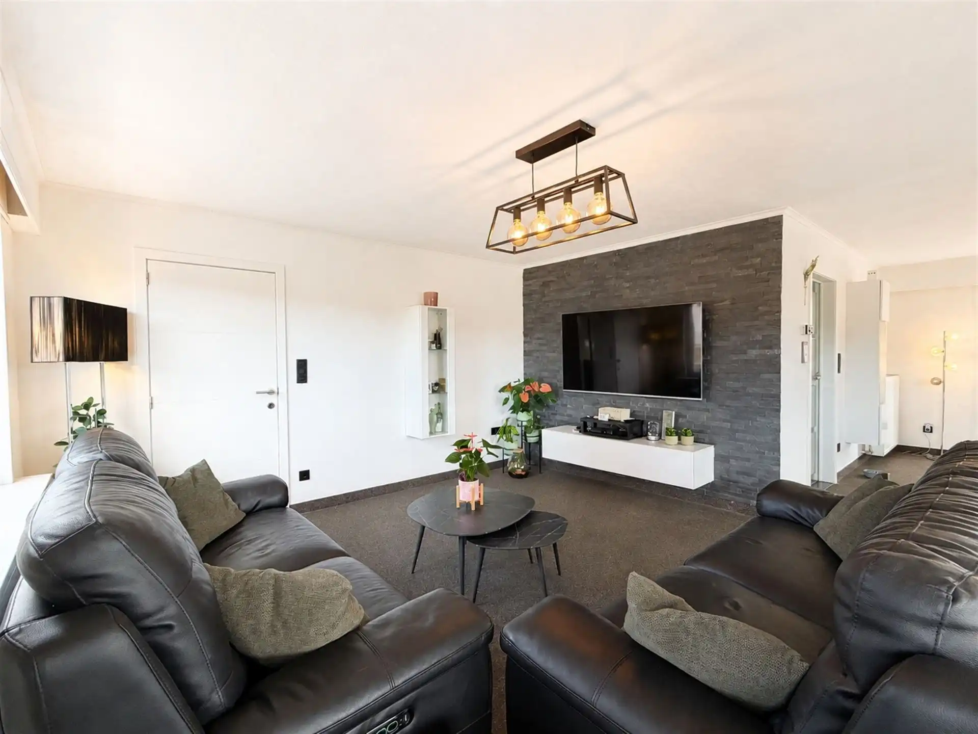 Verrassend ruime gezinswoning met 4 slaapkamers, kelder, zolder en een grote inpandige garage! foto 8
