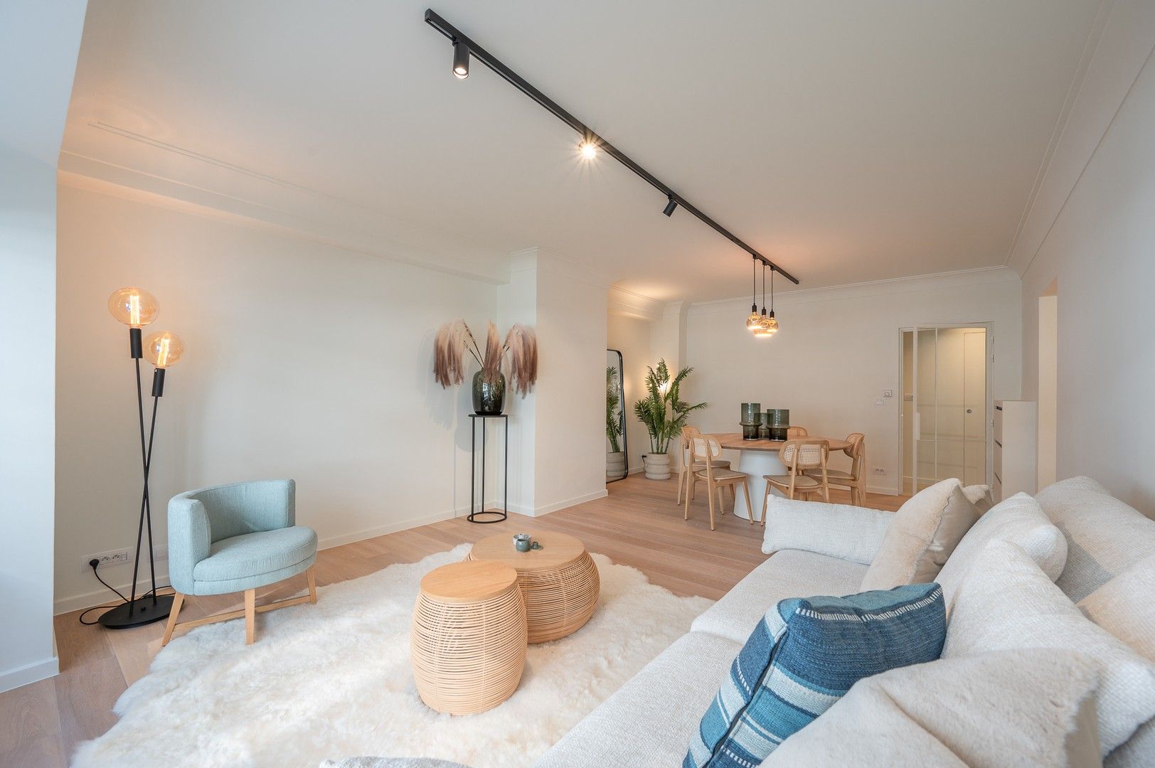 Schitterend gerenoveerd appartement heel goed gelegen op de Kustlaan te Knokke. foto {{pictureIndex}}