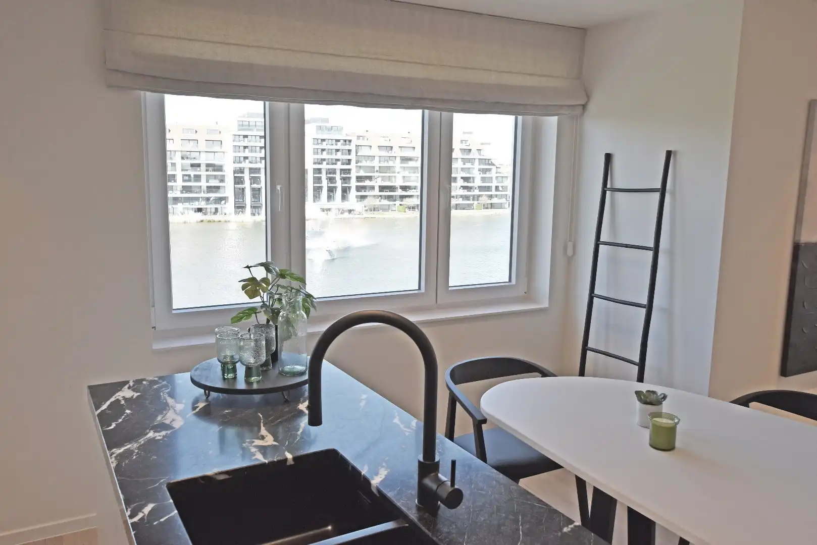 Prachtige totaalrenovatie met uitgestrekt zicht over het Zegemeer.  foto 5