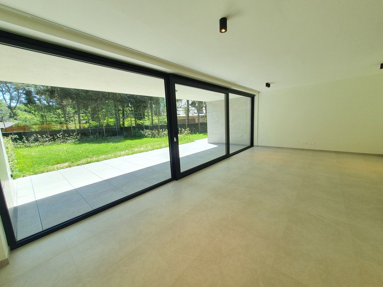 Luxueus nieuwbouwapp met 2 ruime slks, een prachtige terras met een tuintje, staanplaats en berging. foto 6
