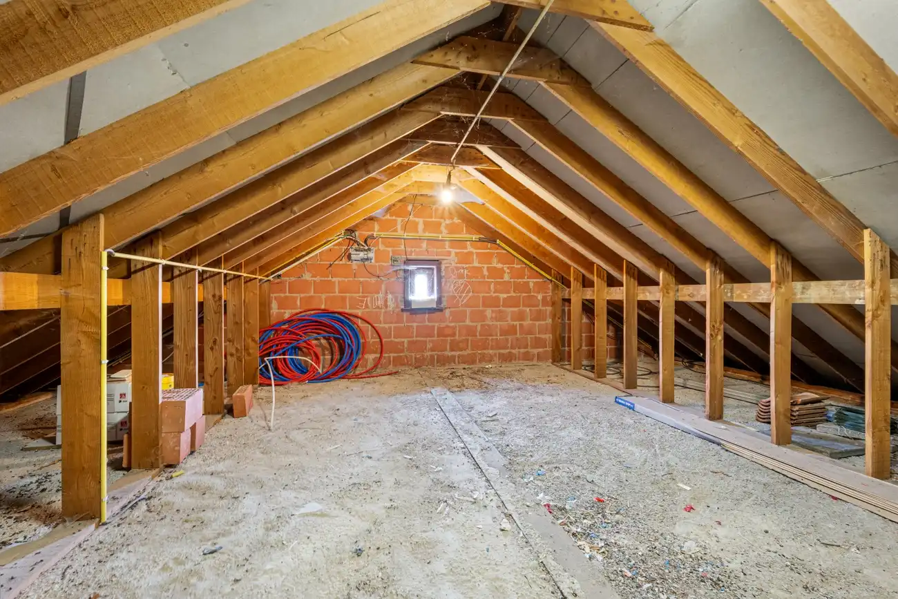 Ruime op te frissen gezinswoning met 4 slaapkamers, dubbele garage en zonnige tuin op 1.595 m² foto 18