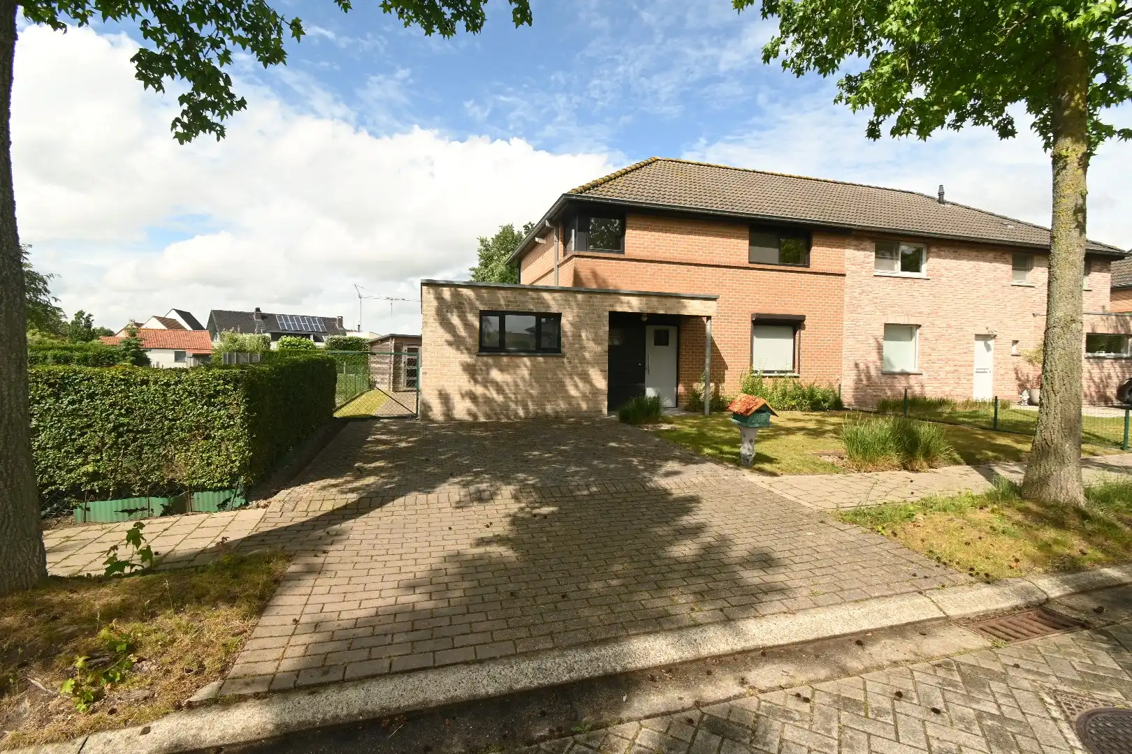 Ruime halfopen woning met parkeerplaats en tuin  foto {{pictureIndex}}