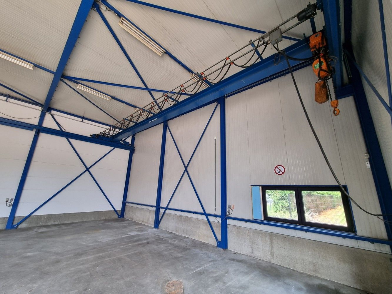 Uitstekend gelegen industrieel gebouw/magazijn met kantoorruimte (400m²) foto 8