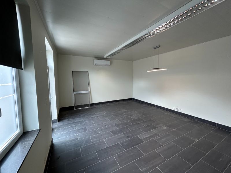 Goed gelegen magazijn met buitenopslag, overdekte opslagruimte en kantoor foto 10