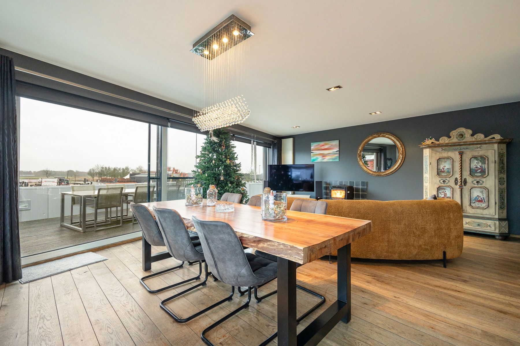 Industrieel pand met magazijn, appartement en lounge in tuin foto 19