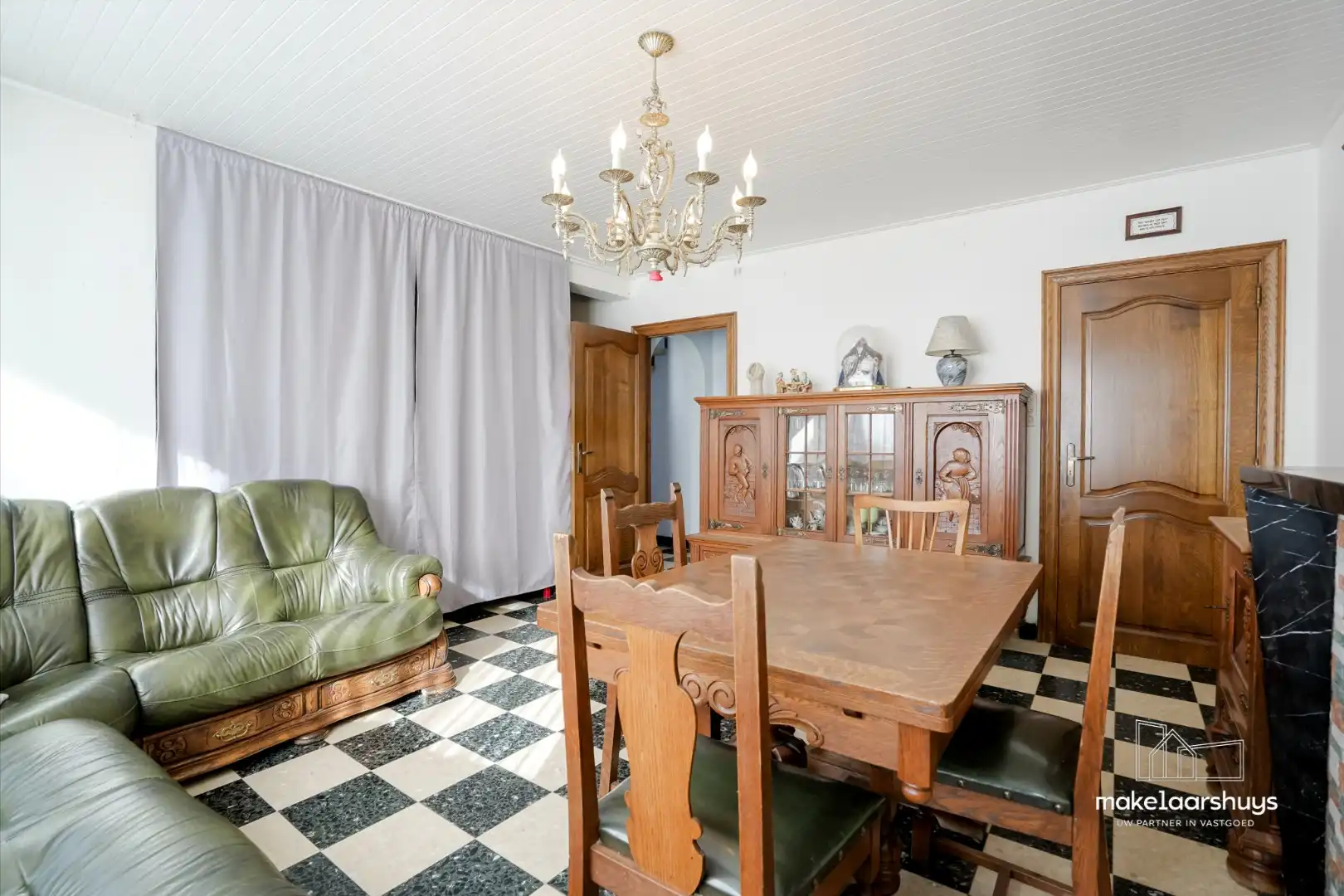 Ruime open bebouwing  met 3 slaapkamers,  bijgebouwen en parkeerplaatsen foto 3