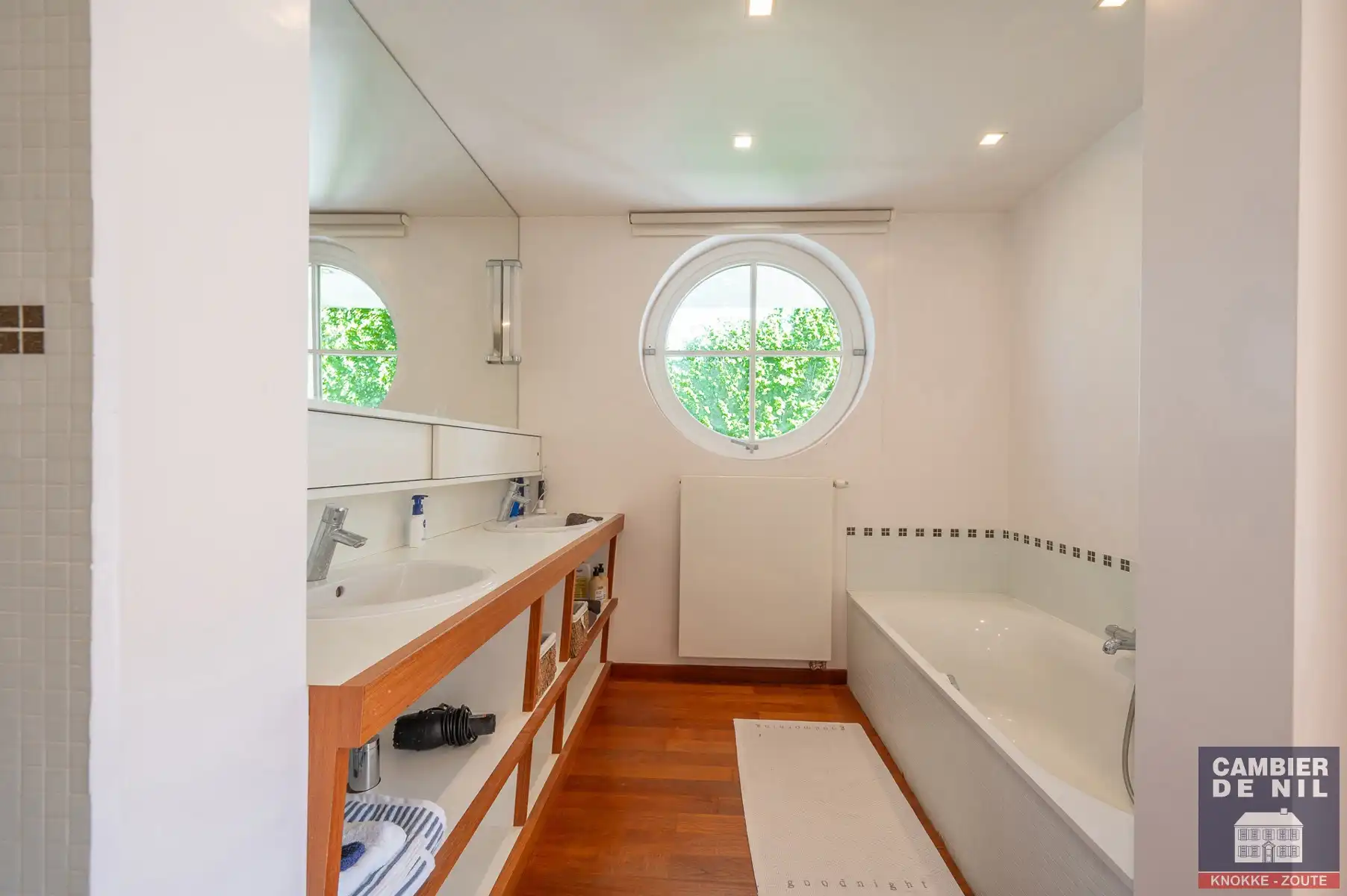 Ruime, gemeubelde koppelvilla aan de Royal Zoute Tennisclub. foto 19