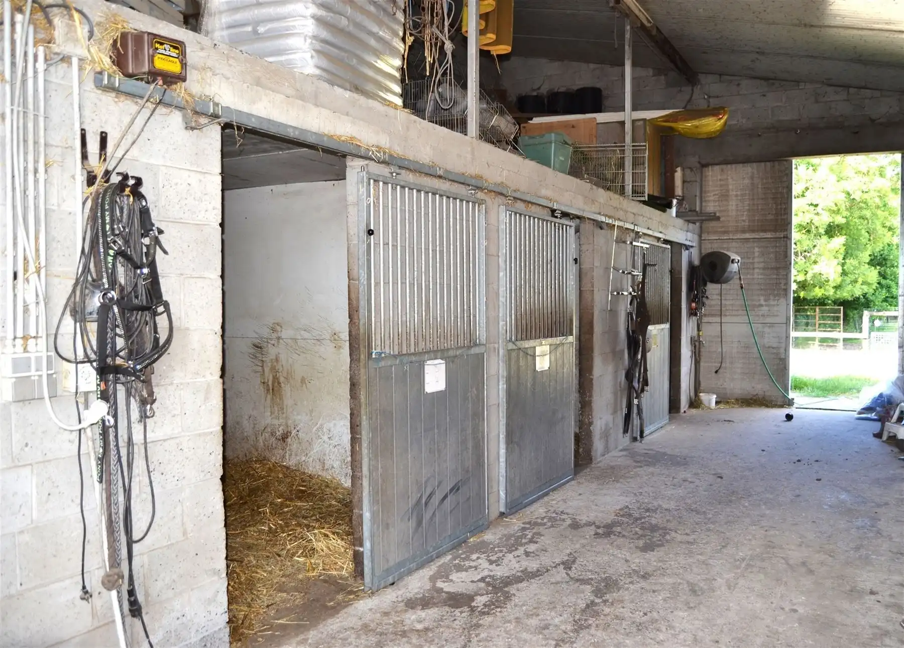 Stalling met 4 boxen, piste en weides samen 5000 m² foto 5