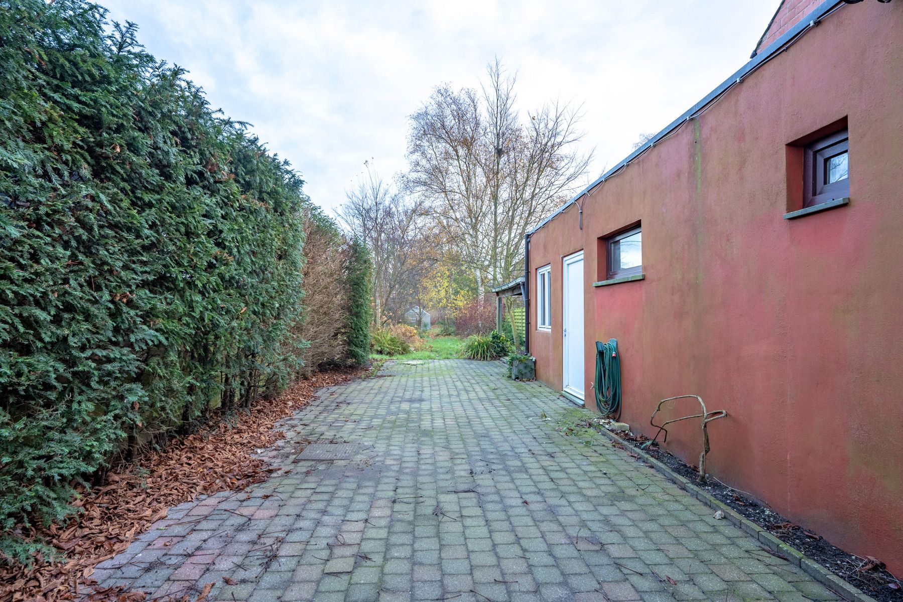 Te renoveren woning met 2 slaapkamers, ruime oprit en tuin! foto 3