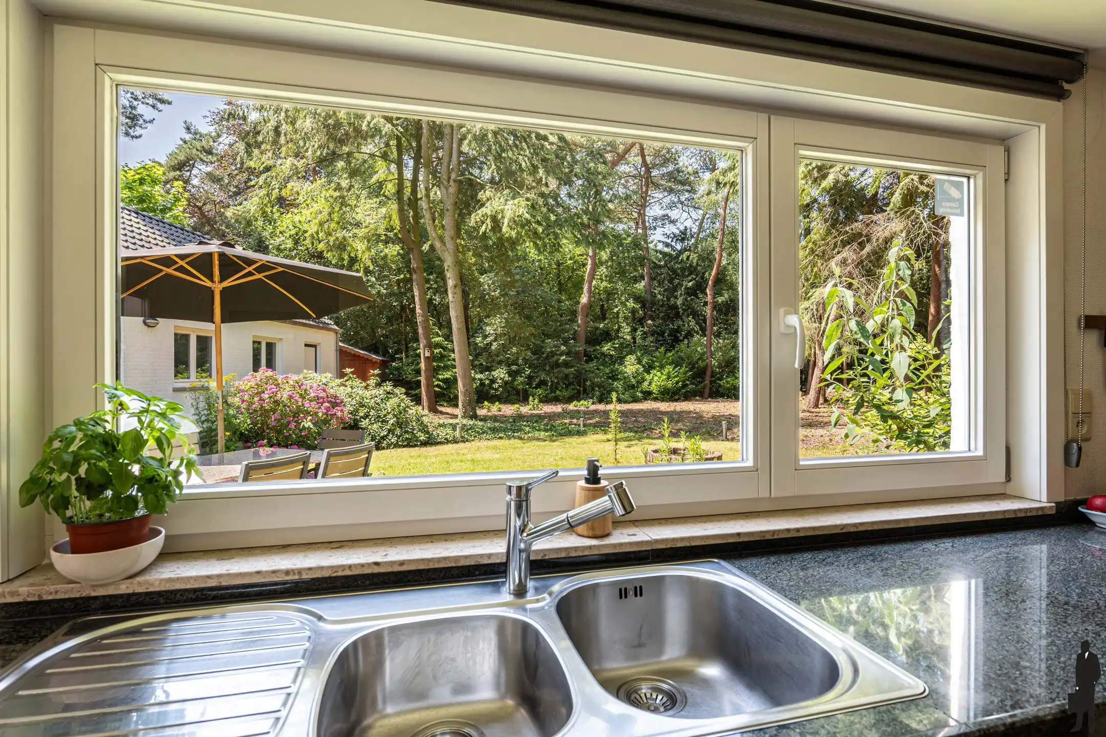 Vrijstaande woning op 1.588m² in villawijk nabij NL grens. foto 8