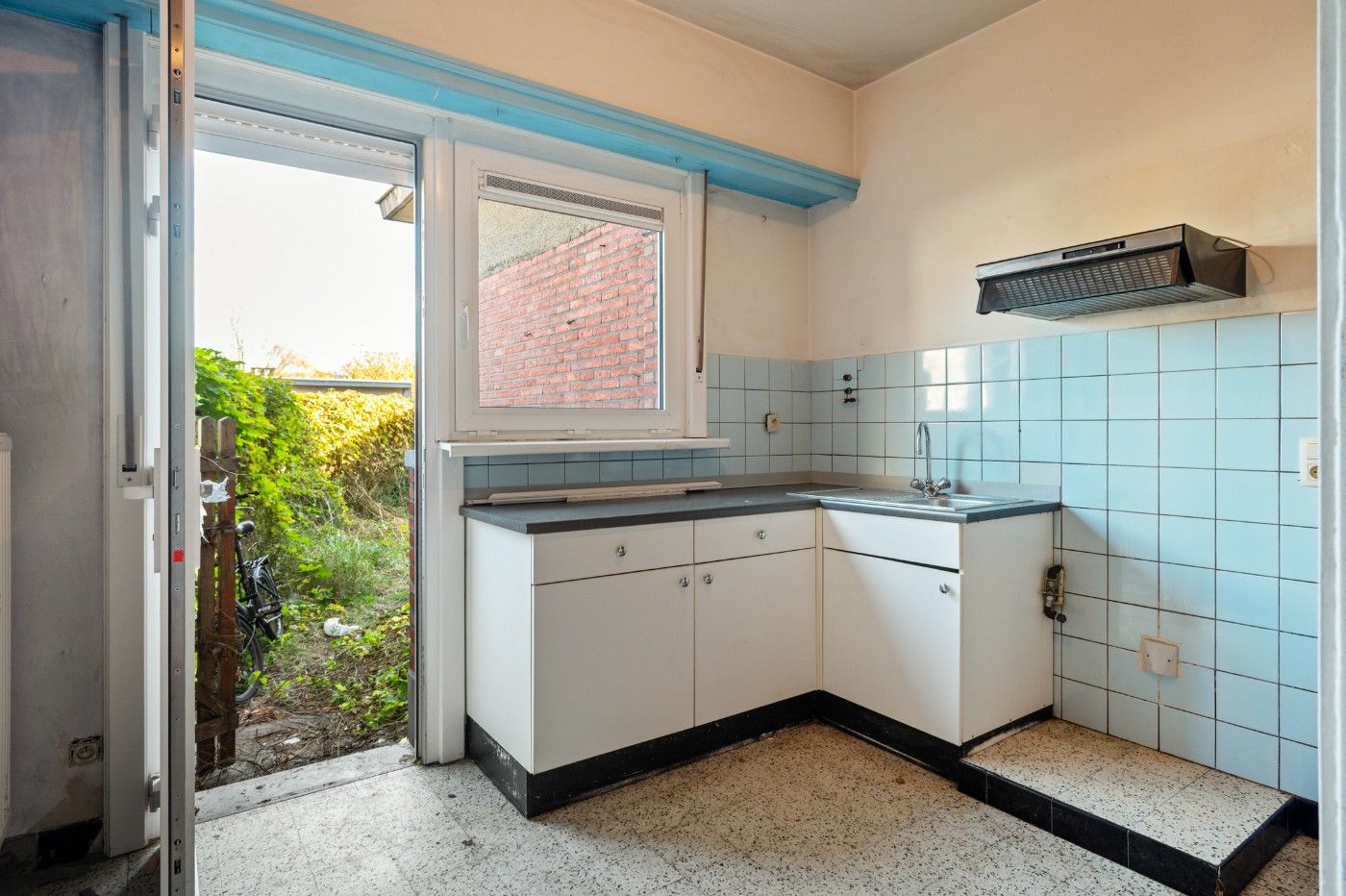 Te renoveren opbrengsteigendom met 3 app. en 3 garageboxen foto 7