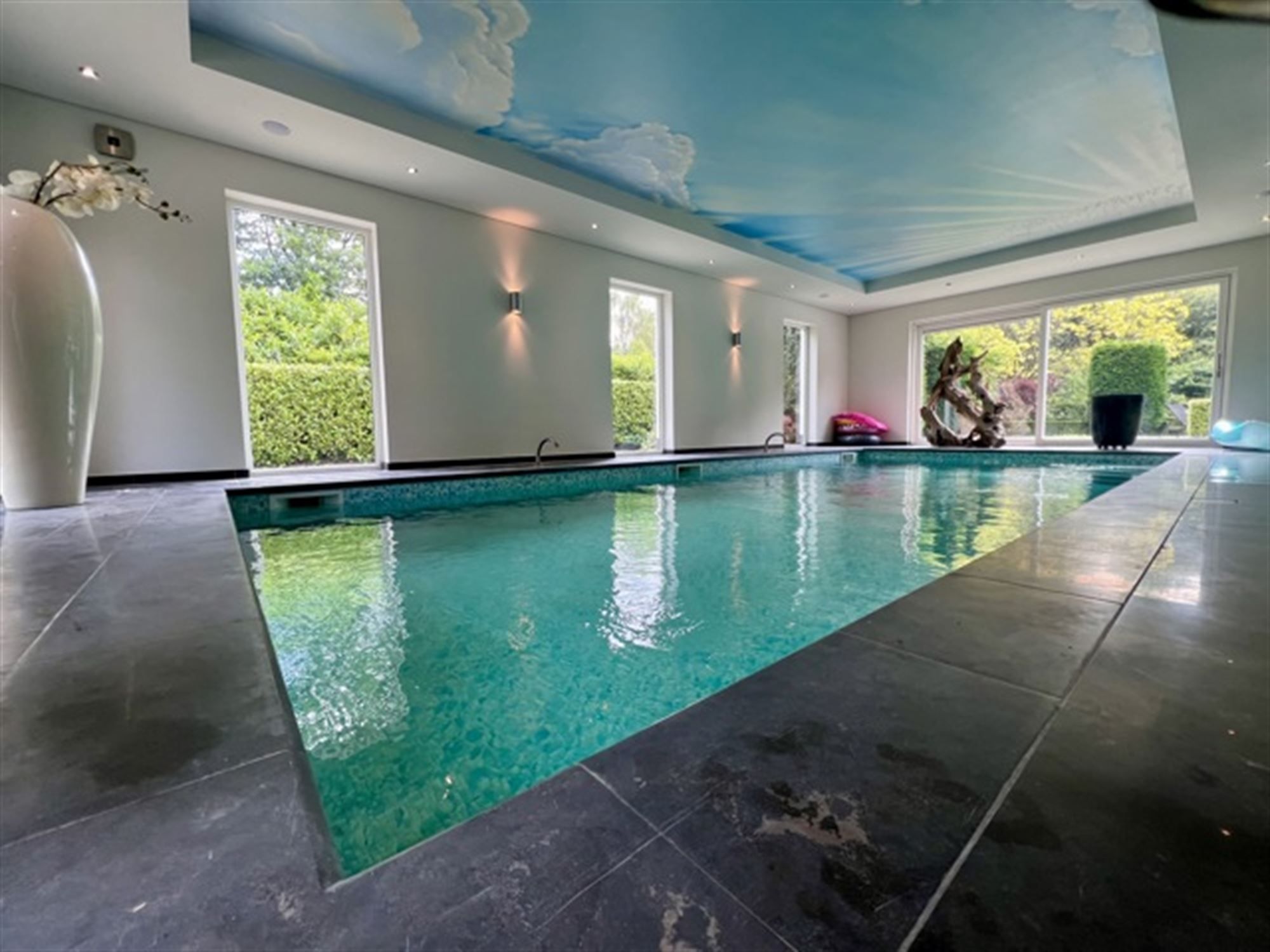 Villa met binnen en buitenzwembad foto 19