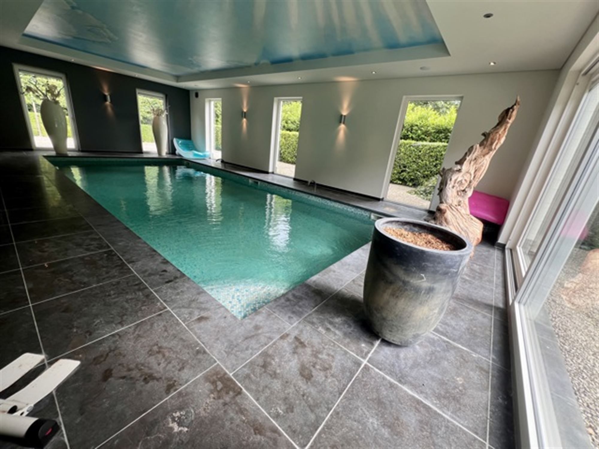Villa met binnen en buitenzwembad foto 20