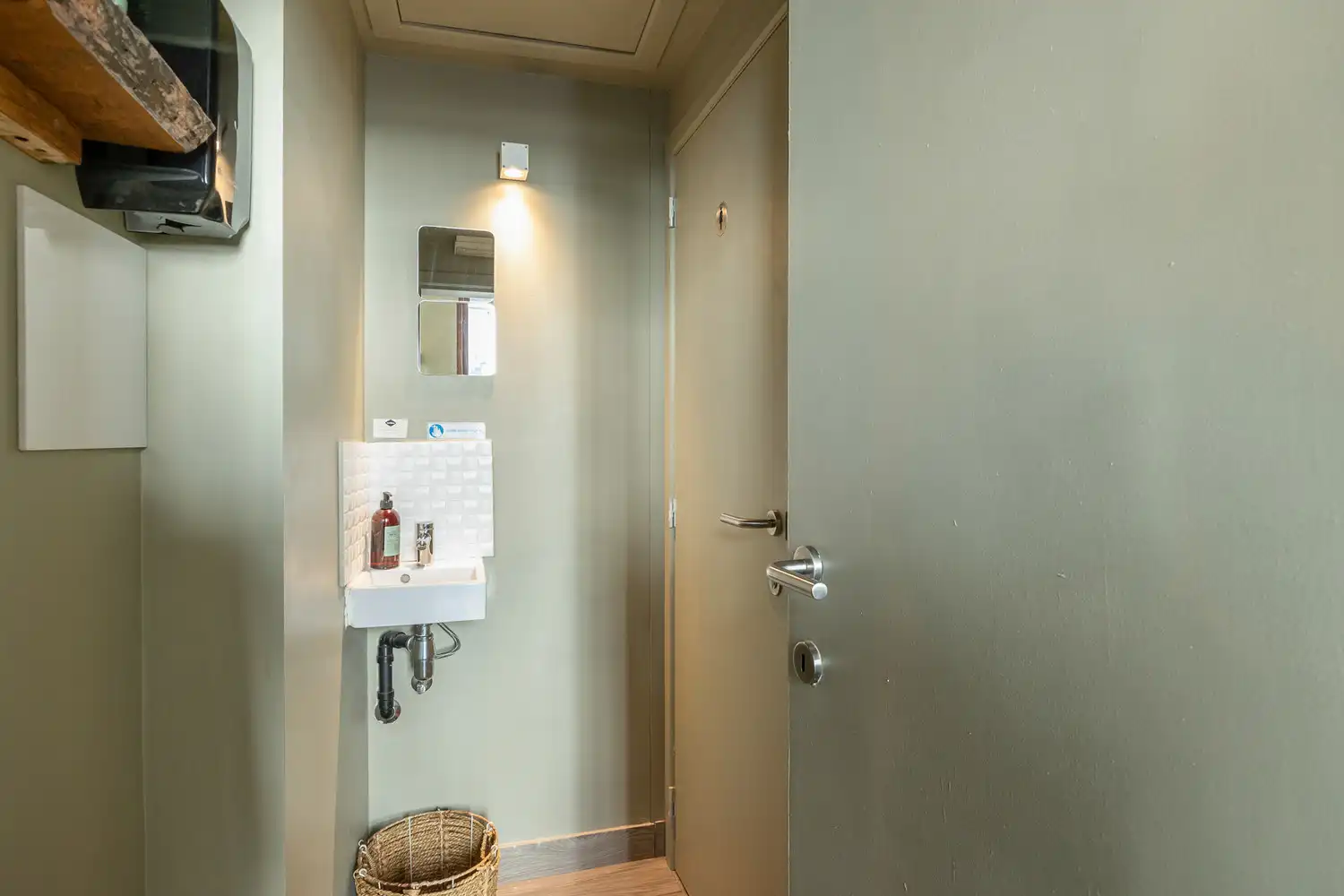 IN OPTIE: kevin@wellimmo.net voor meer info! Uitstekend gelegen en instapklaar handelsgelijkvloers met ruim terras op toplocatie te Antwerpen-Zuid foto 12